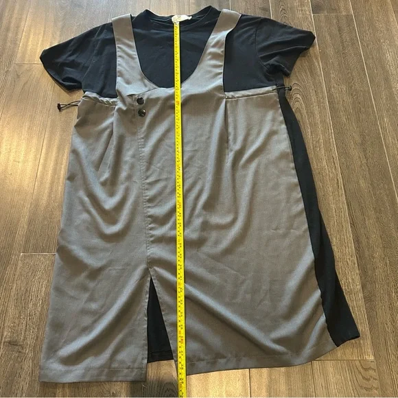 Chic Gray Dress with Lace Detail and Flowy Skirt - Picture 6 of 7